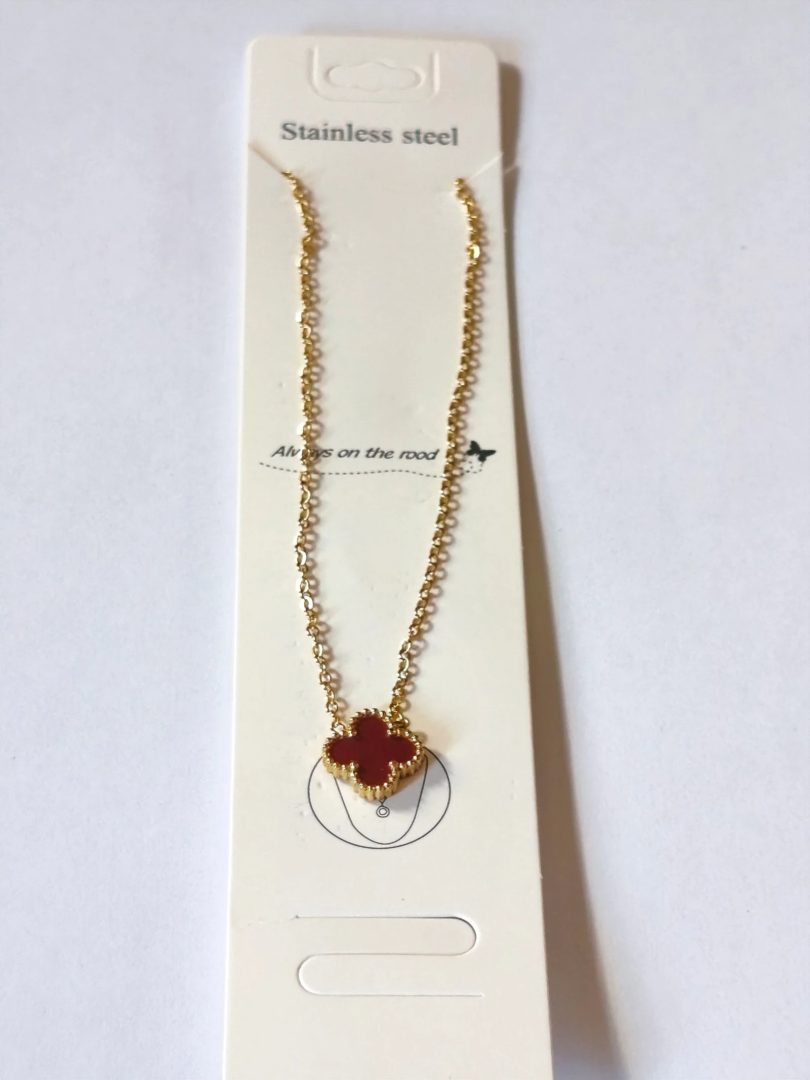 Set met halsketting, armband en rood klaver oorbellen met gouden stalen ketting – photo 4